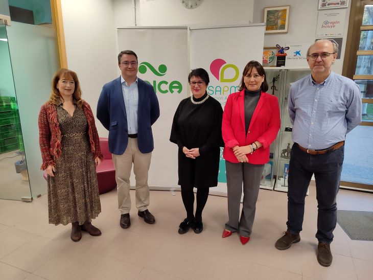 De izquierda a derecha, Ana Arnal (ASAPME), Óscar Per (Saica), Ana López (ASAPME), Patricia Hernández 	     (ASAPME) y Joaquín Solanas (Saica).