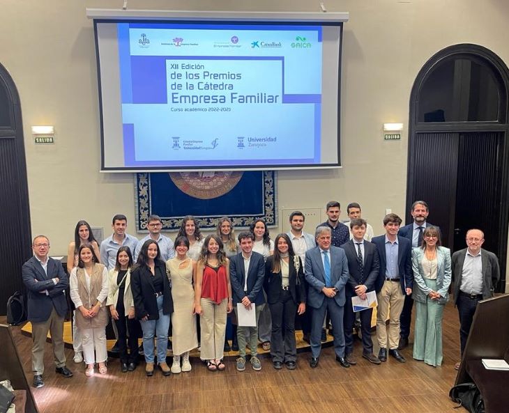 Foto de familia de los estudiantes con representantes de las empresas e instituciones ligadas a la cátedra.