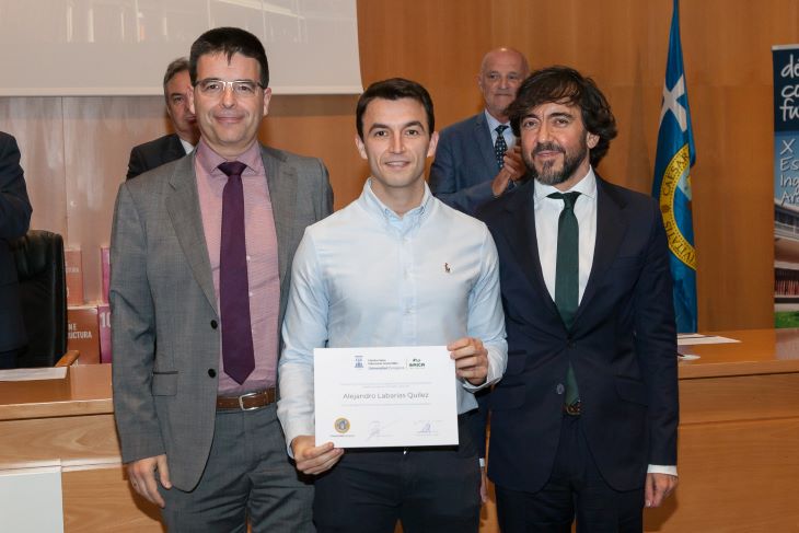 Alejandro Labarías, ganador del premio de la cátedra, junto al Miguel Ángel Jiménez, director de I+D+i del Grupo Saica (izda.), y Óscar Ovelleiro, responsable del Campus Saica.