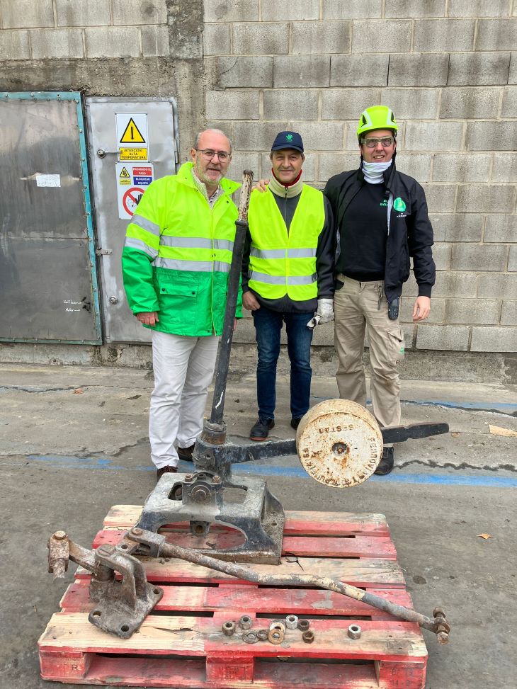 Joaquín Solanas, People Manager de Saica Paper Zaragoza (izda.), junto a Eloy Trujillano, operario de Saica Natur y miembro de AZAFT (centro) y Víctor Cuéllar, director de Producción de la MP7 en Saica Paper Zaragoza.