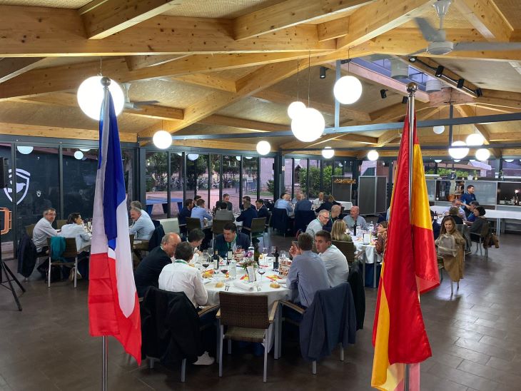 Un moment du dîner, que a eu lieu dans les installations sportives du Tiro de Pichón à Saragosse.