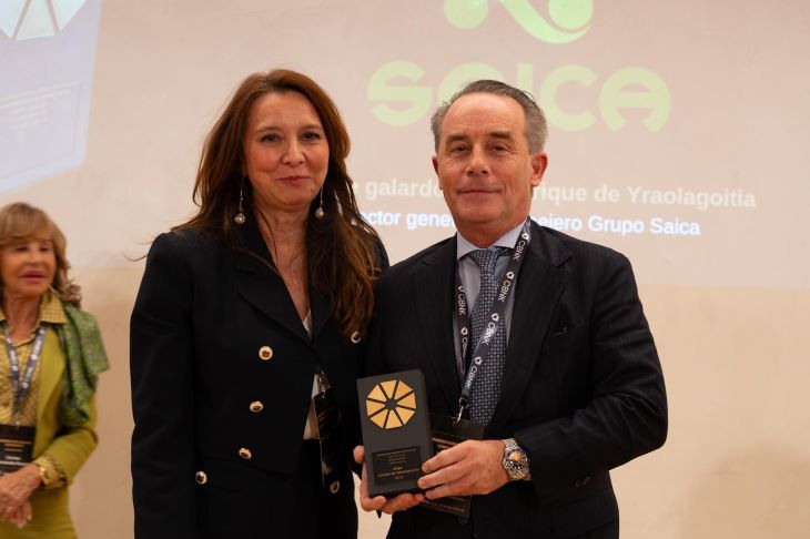 Momento en el que el director general y consejero del Grupo Saica, Enrique de Yraolagoitia, recoge el galardón.