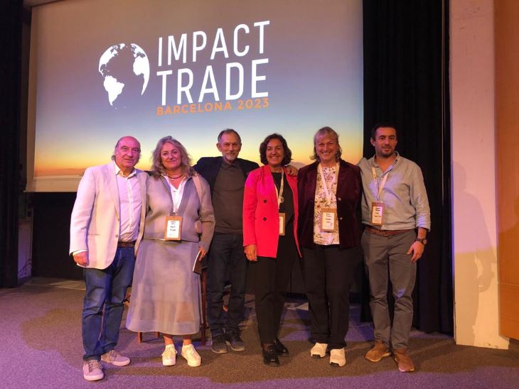 Pilar Franca (segunda por la derecha), acompañada por algunos de los organizadores y participantes del Impact Trade de este año.