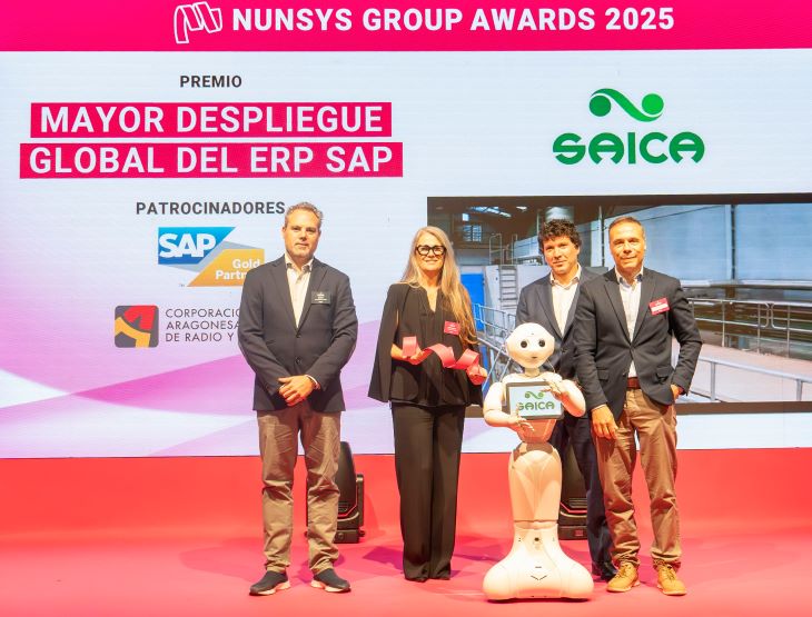 Momento en el que Gloria Antorán, Information Systems Director – CIO del Grupo Saica, recoge el premio.