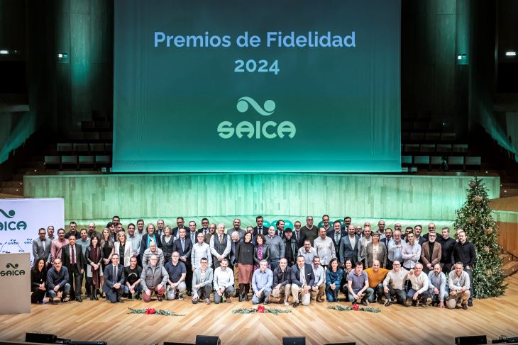 Foto de familia de los premiados, en el escenario de la Sala Mozart del Auditorio Princesa Leonor de Zaragoza.