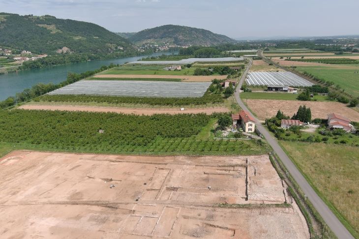 Vue aérienne de la fouille sur la rive gauche du Rhône et du monument funéraire antique de La Sarrasinière, en élévation, sur la rive droite. © Nordine Saadi, Inrap