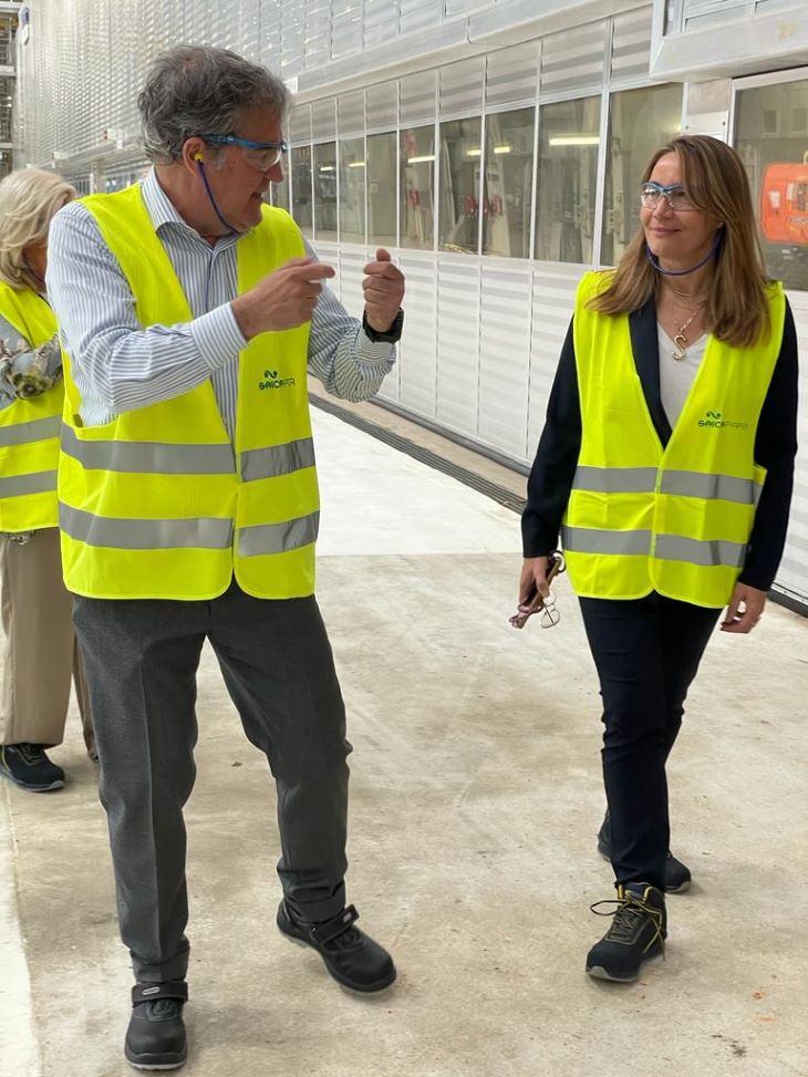 Ramón Alejandro, dando explicaciones a Susana Solís durante su visita a las instalaciones de Saica en El Burgo de Ebro.
