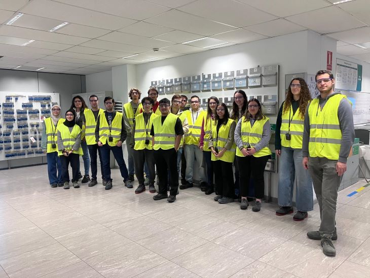 El grupo de alumnos de la EUPLA, en el área de bloqueo seguro de fuentes de energía.