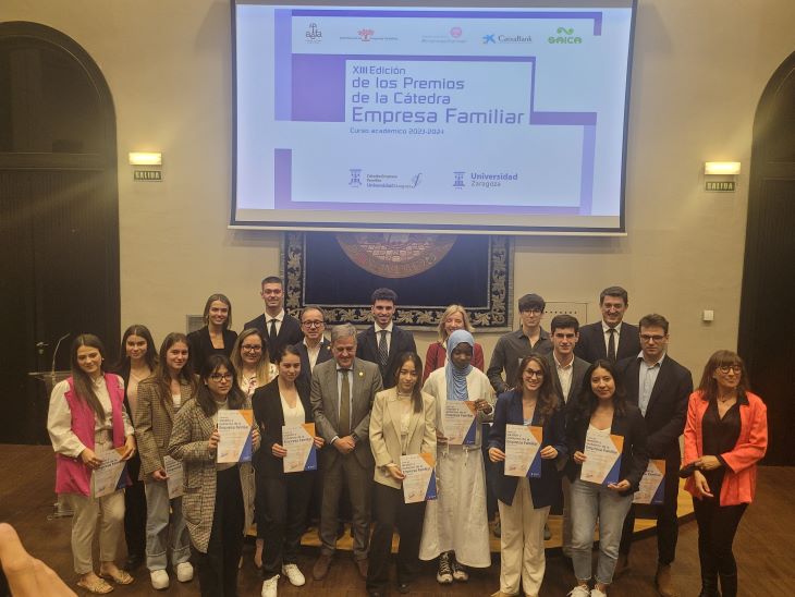 Foto de familia de los estudiantes con representantes de las empresas e instituciones ligadas a la cátedra.