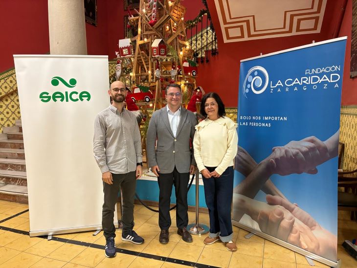 Óscar Per, director de Health & Safety del Grupo Saica, con responsables de la Fundación Caridad.