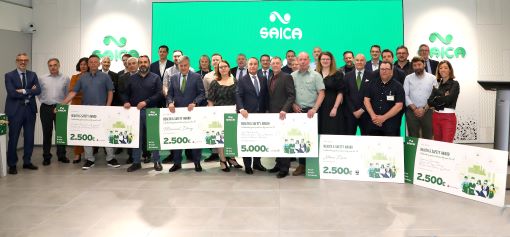 TFamily photo of the award winners at the Saica Group's corporate headquarters in Zaragoza.
