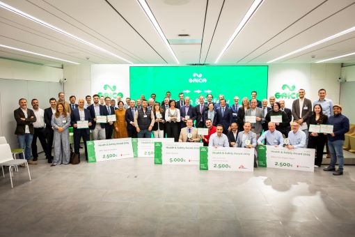 Family photo of the award winners at the Saica Group's corporate headquarters in Zaragoza.