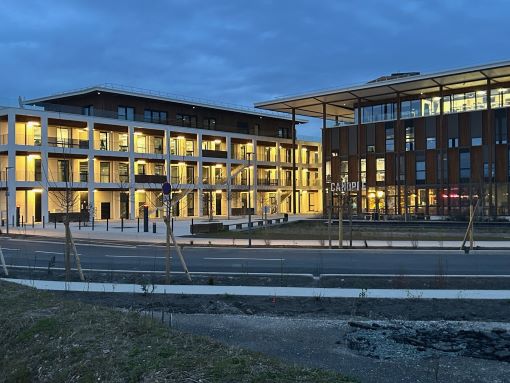 Vue nocturne du parc d'activités AMPERIS à Pessac, où Saica a inauguré son nouveau siège social.