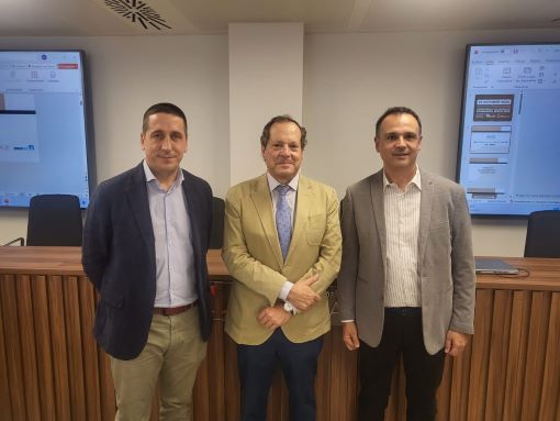 Juan Luis Tomé (izda.) y Francesc Matamoros (dcha.) posan junto a Leopoldo Santorromán, presidente de AFCO.