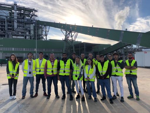 Foto de familia de los alumnos del Máster, ante la PVE del Grupo Saica en El Burgo de Ebro.