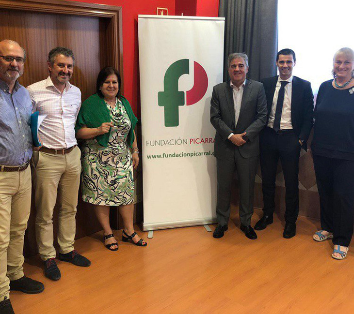 El presidente de Saica, Ramón Alejandro, y el gerente de la Fundación Picarral, Alfonso Dolset, acompañados de directivos de ambas entidades.