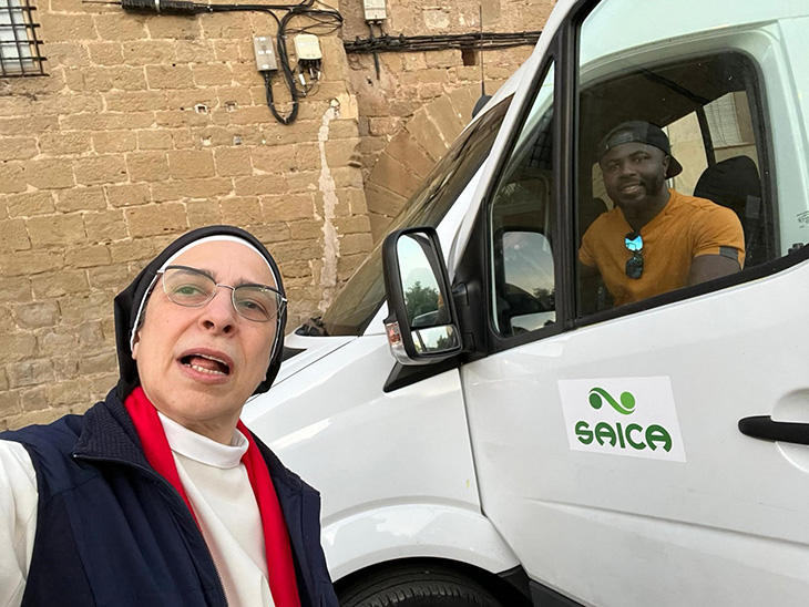 La popular Sor Lucía Caram, de la Fundación del Convento de Santa Clara, con el vehículo donado por Saica (Lucía Caram).