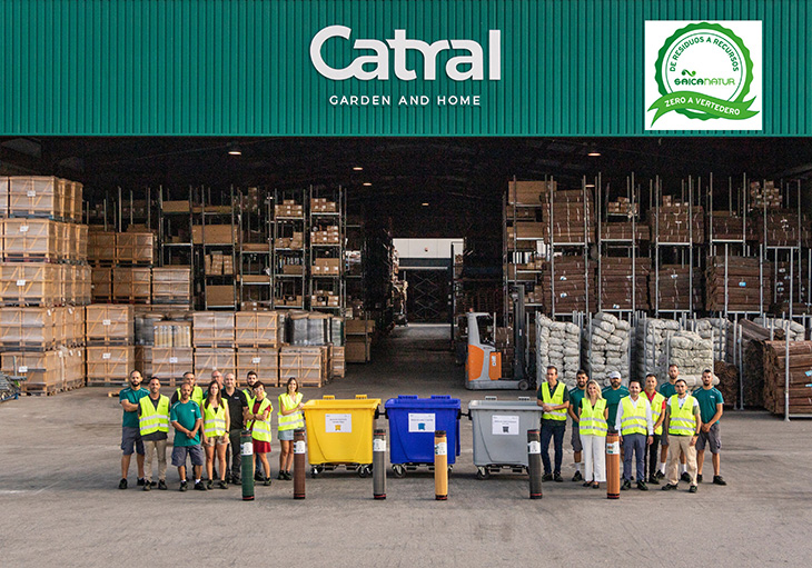 Parte del equipo de Catral Garden, posando ante una de sus instalaciones. (Catral Garden)