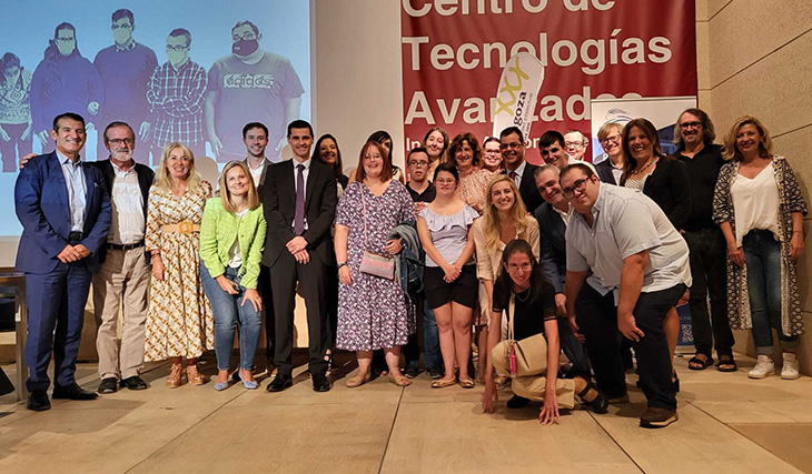 Foto de familia de los premiados. Entre ellos, Iván Antolí, empleado del Grupo Saica, y Raúl Elgarrista, director de Personas. (Gobierno de Aragón)