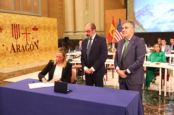 Momento de la firma del acuerdo, por parte de la consejera de Economía del Gobierno de Aragón, Marta Gastón, en presencia del presidente de Aragón, Javier Lambán, y del presidente de Saica, Ramón Alejandro. (Gobierno de Aragón)