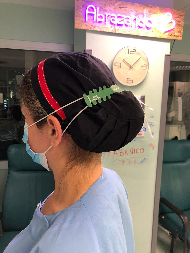 El personal sanitario usa el salva-orejas diseñado y fabricado por Grupo Saica