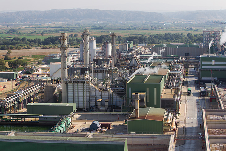 En primer término, una de las plantas de cogeneración con que cuenta el Grupo Saica en El Burgo de Ebro (Zaragoza).