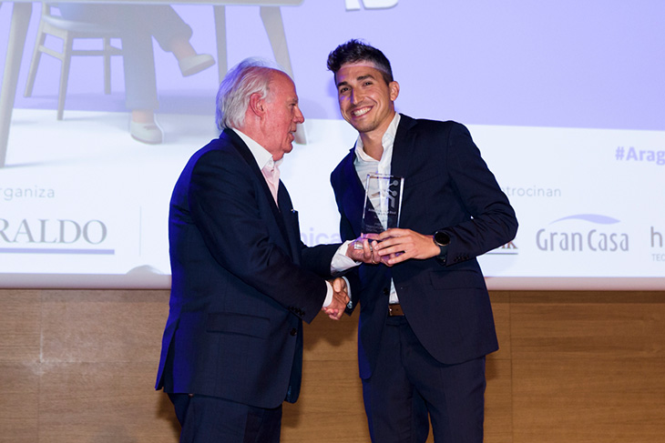 Abel Salas, Marketing Coordinator de Saica Pack, recogiendo el premio de manos de José María Marín, presidente de CESTE. (Fotografía de Aránzazu Navarro)