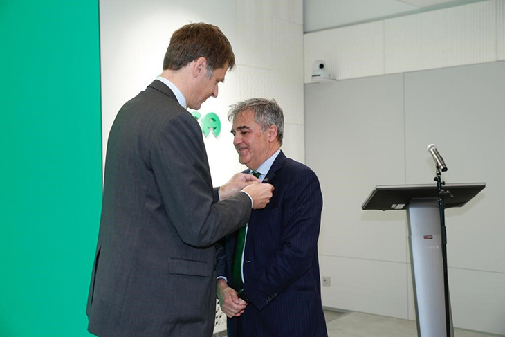 El presidente de Grupo Saica, Ramón Alejandro, con el embajador de Reino Unido Hugh Elliot