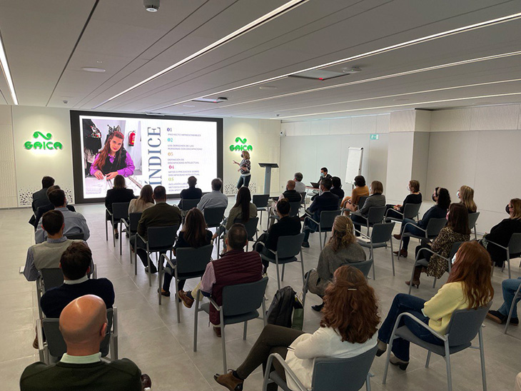 Momento de la charla que ha impartido Lourdes Roda, de Down Zaragoza, en las instalaciones corporativas de Saica