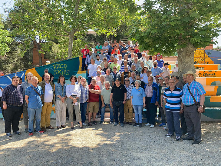 Foto de familia de los participantes en el XVI Torneo de Petanca Saica-Arrabal.