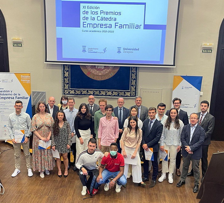 Foto de familia del acto de entrega de los Premios de la Cátedra de Empresa Familiar