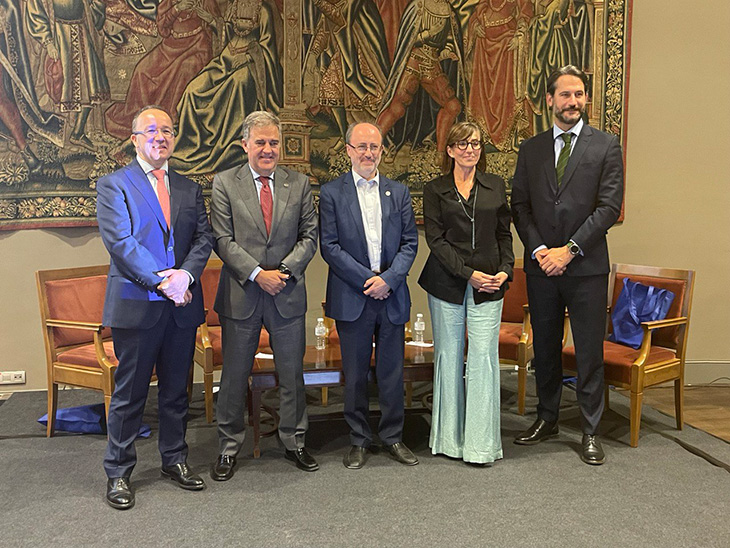 De izquierda a derecha, Jorge Esteban (AEFA), Ramón Alejandro (Saica), José Mariano Moneva (Universidad de Zaragoza), Conchita Garcés (directora de la cátedra) y Carlos Sánchez (La Caixa).