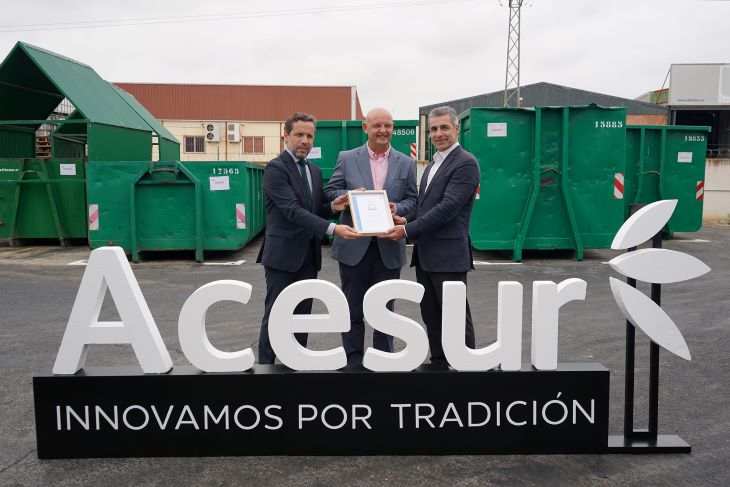 Francisco Rodríguez, alcalde de Dos Hermanas, flanqueado a la derecha por Gonzalo Guillén, director general de Acesur, y a la izquierda por Ricardo Antunes, director de Saica Natur en South Europe.