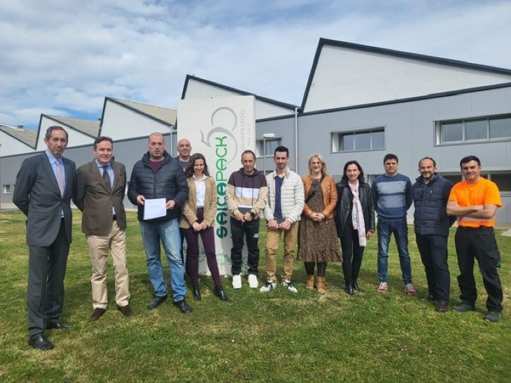 Foto de familia de los firmantes del nuevo Plan de Igualdad en Saica Pack en Viana (Navarra).