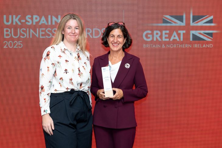 Susana Alejandro receiving the award from Ceri Morgan, the British Government's Trade Commissioner for Europe