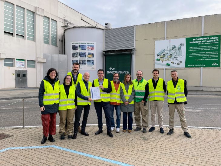 Miembros de los equipos de Saica Paper Zaragoza y Saica Natur posan con el sello, que sostienen los directores generales de las dos divisiones.