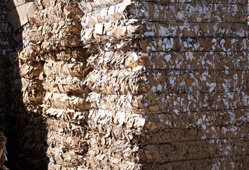 Balas de papel y cartón recuperados, en las instalaciones del Grupo Saica en El Burgo de Ebro (Zaragoza).