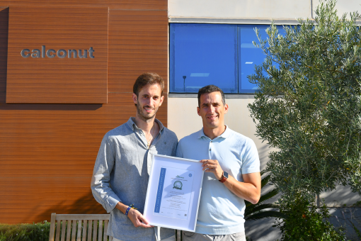 Álvaro Delgado, director industrial de Calconut (izda), recibe el sello de José Luis Caravaca, de Saica Natur.