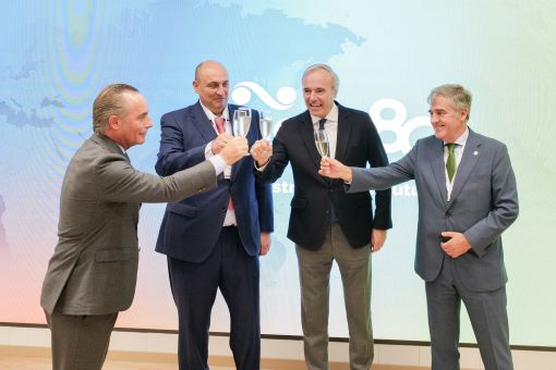 Brindis por la inauguración de sus nuevas instalaciones del presidente de Saica, el presidente de Aragón, el director general de Saica y el alcalde de El Burgo de Ebro.